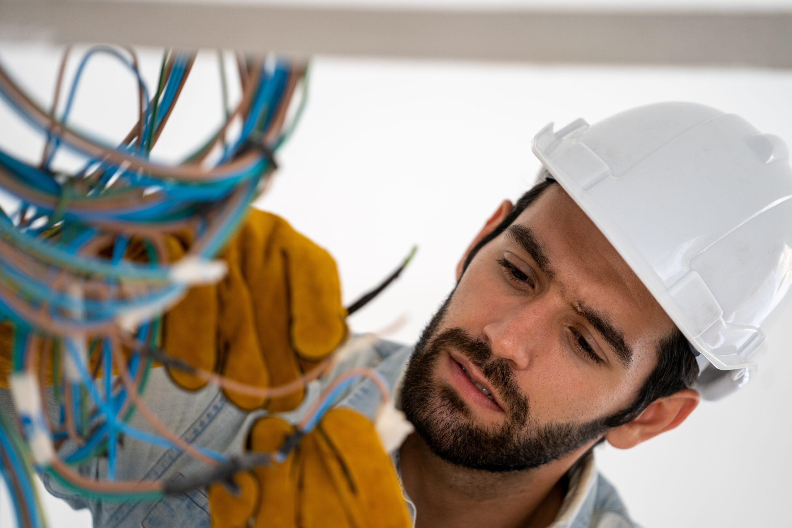 Electrician,Mounting,Wiring,For,Electric,Sockets,On,The,Construction,Site